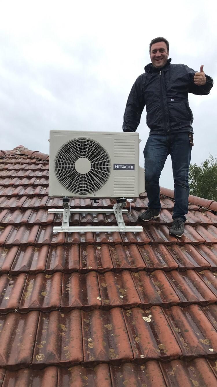 Mathieu Maurin, fondateur Easy Calo, sur un chantier d'installation de pompe à chaleur à Faramans